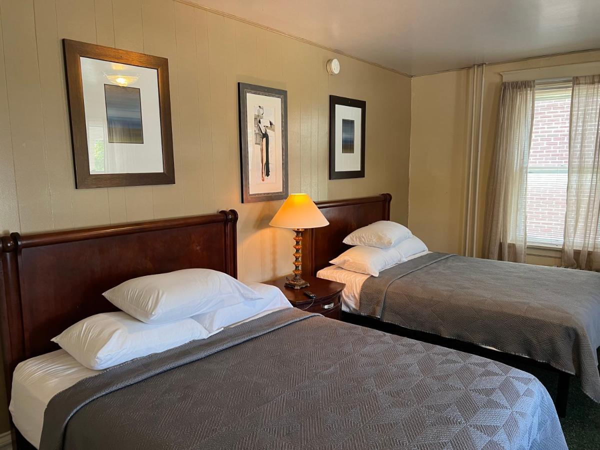 Motel Simmons And
